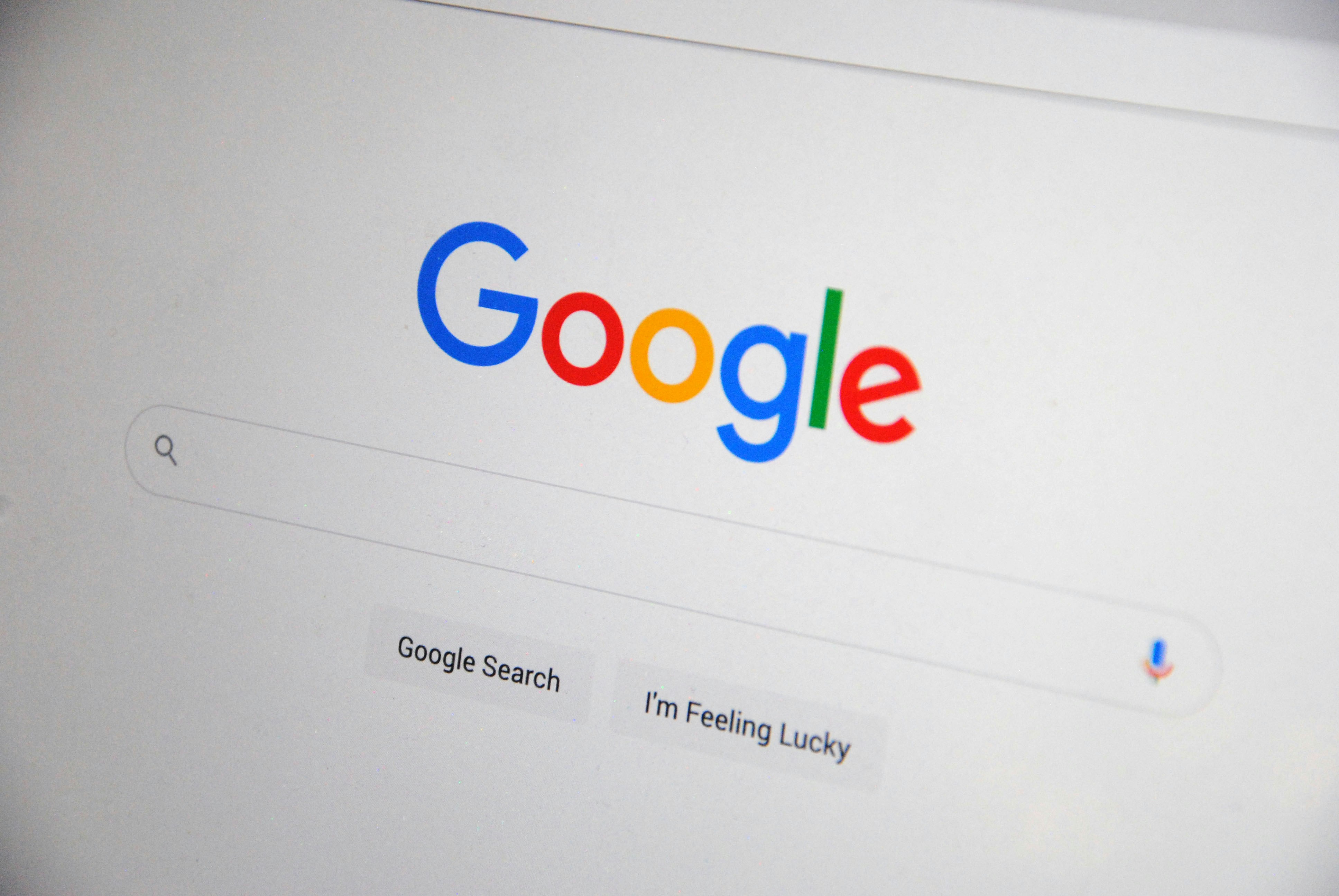 Googles startsida med sökrutan i fokus, som sinnebild för frågan om AI-plattformar ersätter Google-sök.
